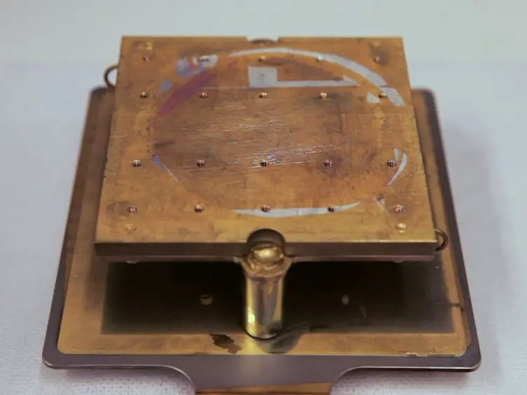Fabricating Nanogaps by Nanoskiving