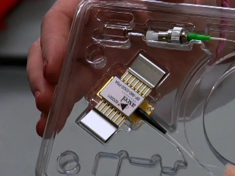 Construction of a High Resolution Microscope with Conventional and Holographic Optical Trapping Capabilities