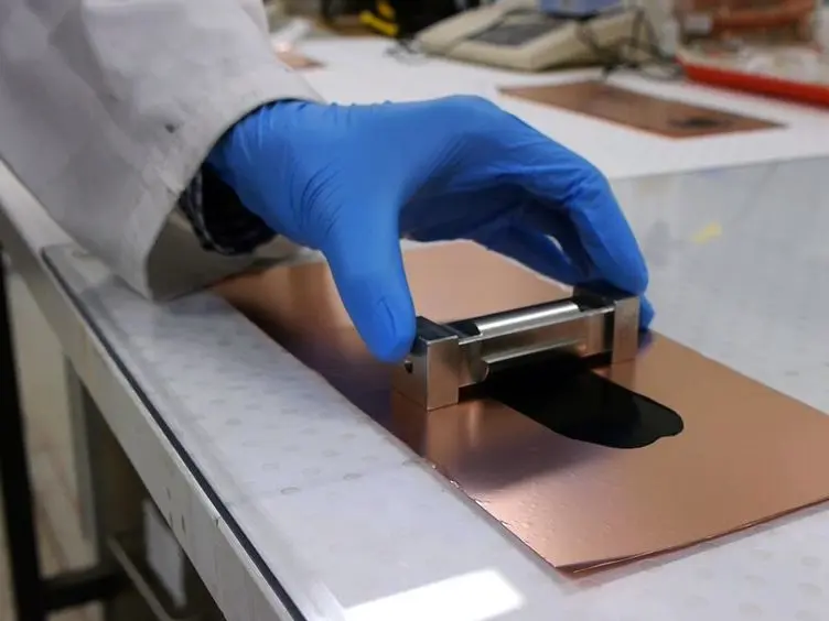 <em>In Situ</em> Neutron Powder Diffraction Using Custom-made Lithium-ion Batteries