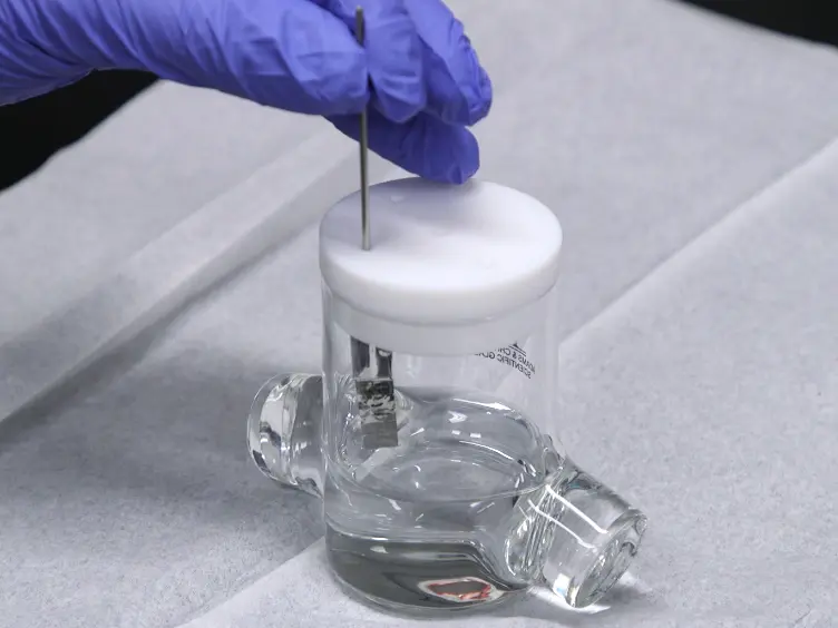 Total Internal Reflection Absorption Spectroscopy (TIRAS) for the Detection of Solvated Electrons at a Plasma-liquid Interface