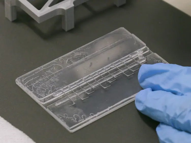 Reconfigurable Microfluidic Channel with Pin-discretized Sidewalls
