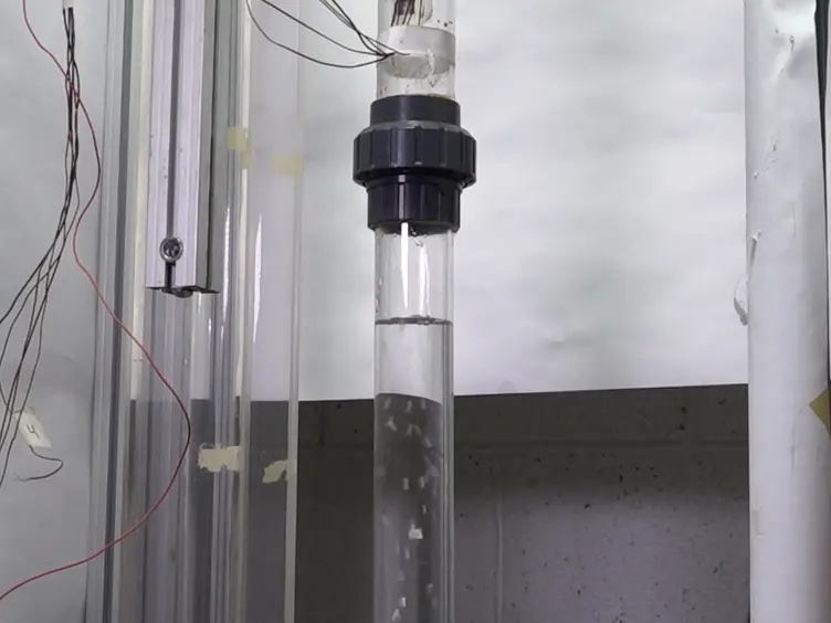Measurements of Local Instantaneous Convective Heat Transfer in a Pipe - Single and Two-phase Flow