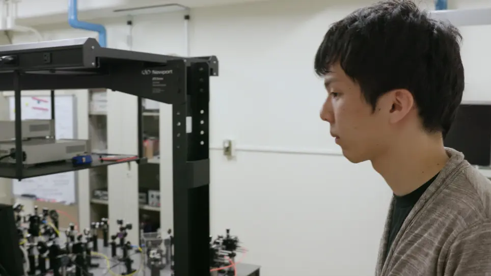 A Photonic System for Generating Unconditional Polarization-Entangled Photons Based on Multiple Quantum Interference