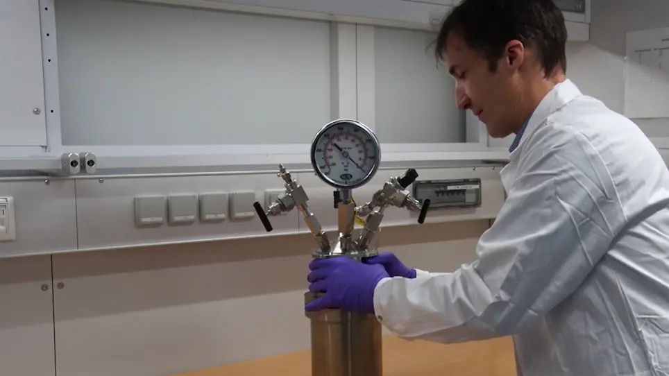 Using Flexible Gold-Titanium Reaction Cells to Simulate Pressure-Dependent Microbial Activity in the Context of Subsurface Biomining