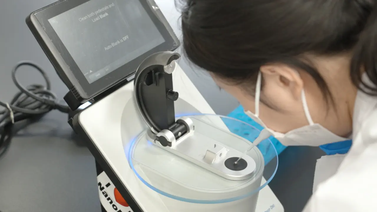 Larval RNA Interference in Silkworm <i>Bombyx mori</i> through Chitosan/dsRNA Nanoparticle Delivery